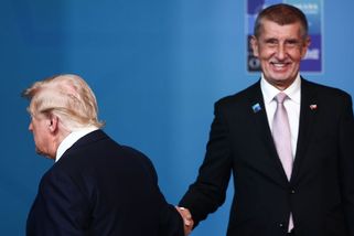 Babiš, zastávka na znamení: Donald Trump podal ruku premiérovi a Česko se baví. Rýpl si Petr Fiala